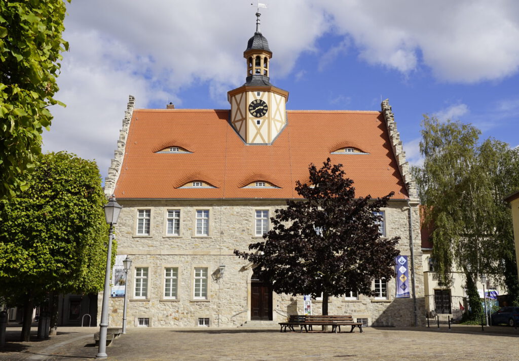 Am Markt in Bad Salzlelmen befindet sich das ursprünglich als Rathaus genutzte Gebäude mit Glockenturm.