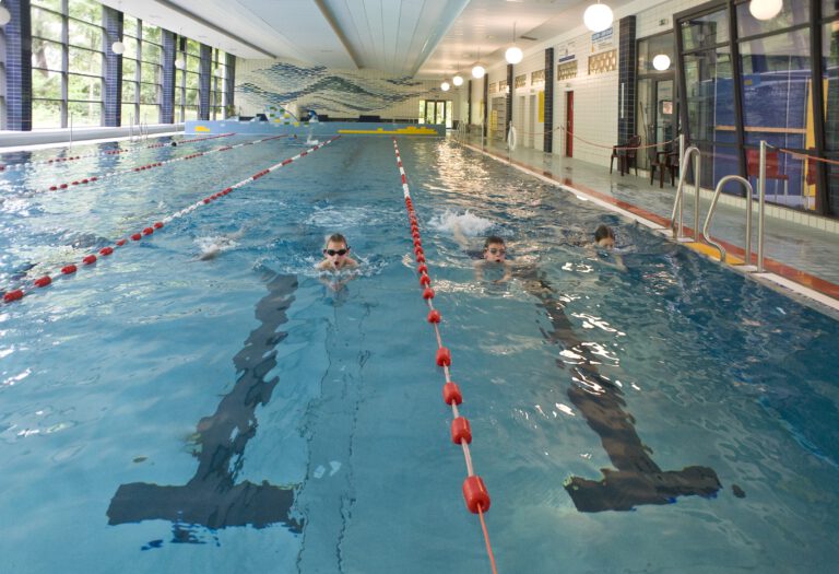 Schwimmtraining in der Schwimmhalle Bernburg