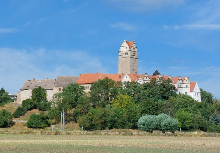 Das Schloss Plötzkau liegt im Unteren Saaletal, ein Naturpark in der Mitte Sachsen-Anhalts.