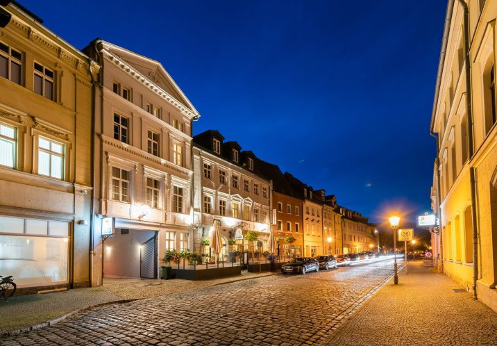 Das Askaniahotel befindet sich in der Breiten Straße unweit der Marienkirche am Alten Markt.
