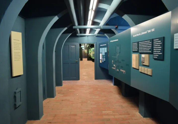 In den Räumlichkeiten der Gedenkstätte Bernburg wird mithilfe einer Dauerausstellung die Geschichte der Opfer erzählt.