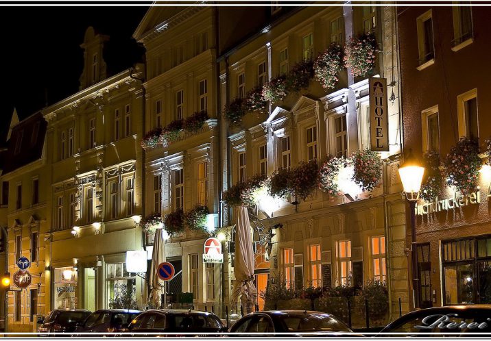 Das Bild zeigt die Frontansicht des Askania Hotels in der Breiten Strasse in Bernburg