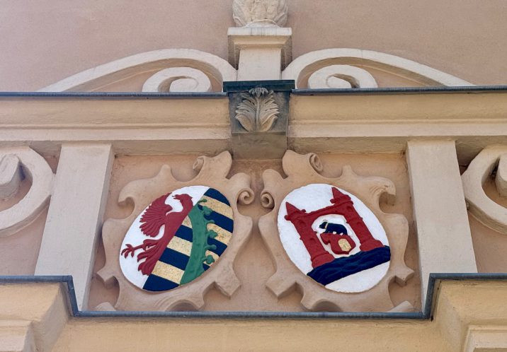 Eingangsportal Rathaus Stadt Güsten ©Alexandra Bruscaini