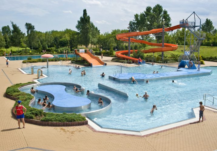 Im Erlebnisbad Saaleperle gibt es für jedes Alter Angebote, das kühle Nass im Sommer zu genießen.