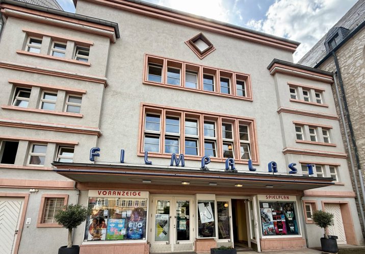 Das Lichtspielhaus des Architekten Carl Fugmann befindet sich auf dem Markt in Aschersleben.