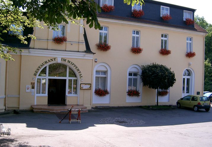 Das Bild zeigt die Frontansicht des Hotel Wippertal