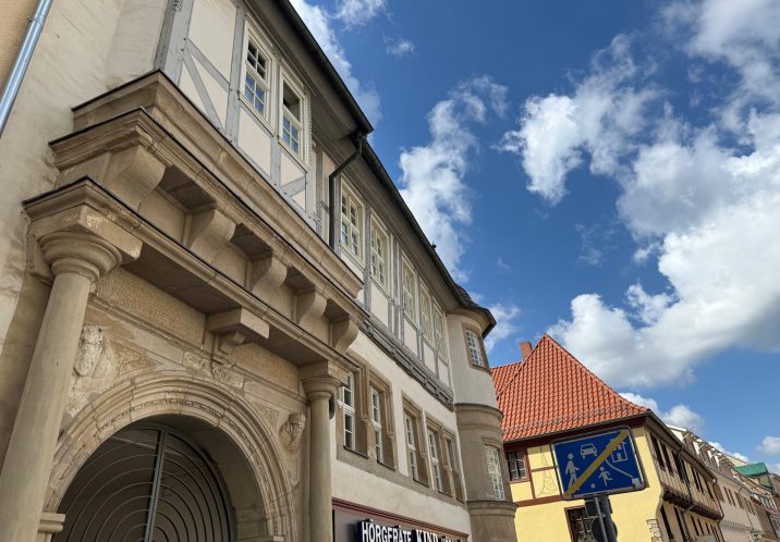 Der Renaissance-Erker mit Kreuzgratgewölbe betont die architektonisch einladende Wirkung des historischen Gebäudes an der Markt-Ecke.