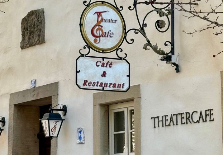 Im Gebäude des Salzlandtheaters wird auch ein Theatercafé betrieben.
