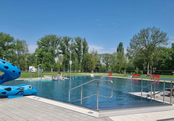 Das Schimmbad mit dem Namen "Heger" in der Stadt Calbe (Saale)