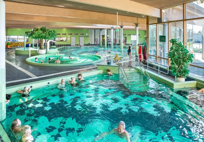 Ob schwimmend die eigenen Bahnen ziehen oder doch lieber im Wirlpool, das entscheiden die Besucher des Soleparks im Schönebeck ganz individuell.