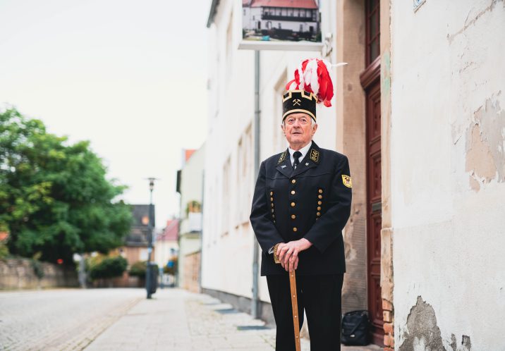 Gerald Meyer im Bergmannshabit vor dem Stadt- und Bergbaumuseum Staßfurt.