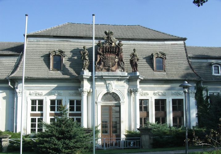 Die Familie van de Merve ist heute im Besitz des Schmucken Barockschlosses im Ortsteil von Bernburg.
